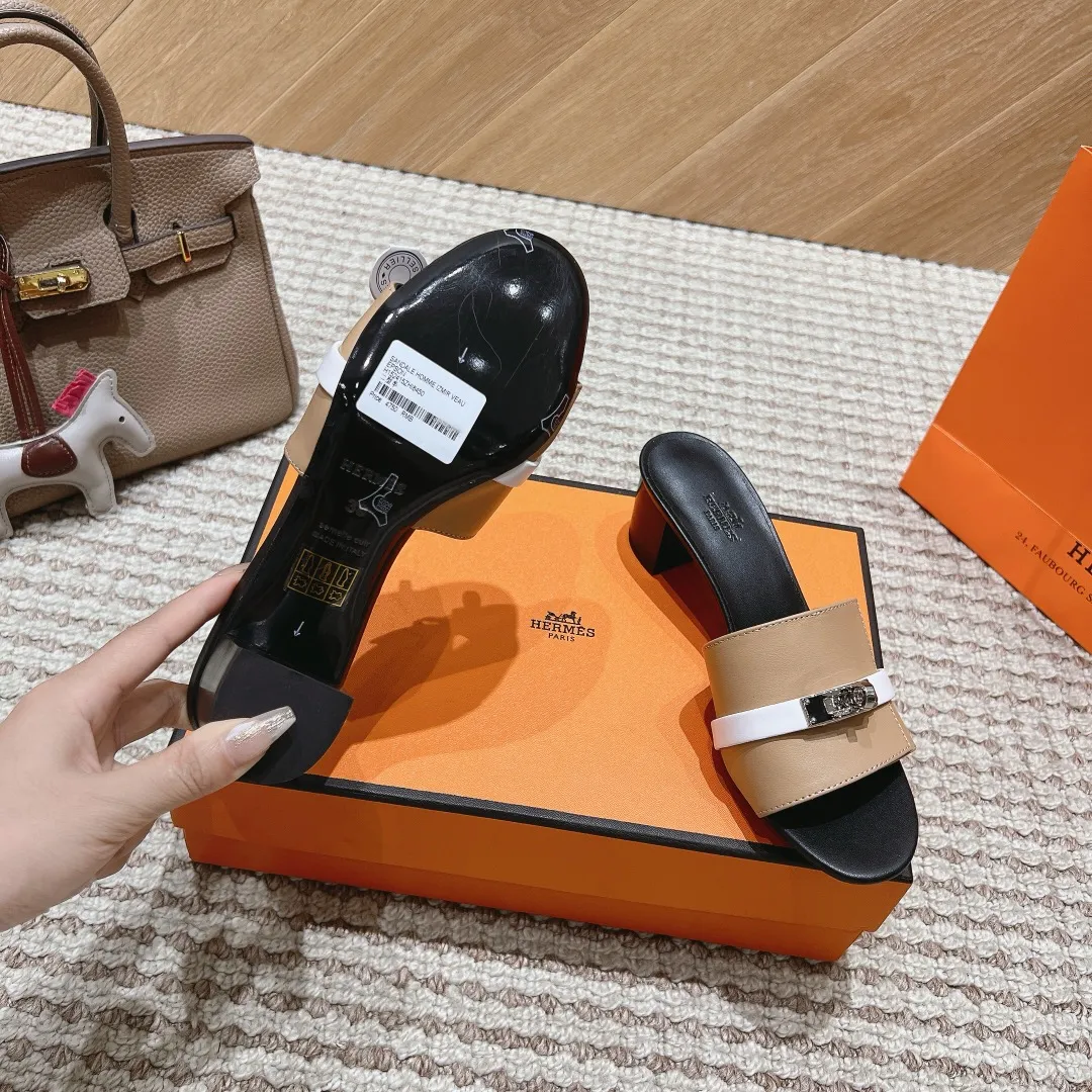 👟👟Ex-factory price 540👟👟 High version of the 2024 spring and summer new HERMES Hermès counter new style. The wedge-heeled Erjiu sandals and slippers, which have been extremely popular recently, are paired with various colorful socks. They are very trendy. Upper: cowhide. Outsole: technological imitation wood sole. Heel height: about 7cm. Size: Female 35-41 (40/41 non-refundable and non-exchangeable)